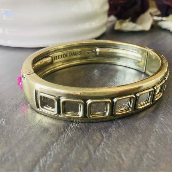 Heidi daus crystals bronze tone bangle and faux pearls toggle clasp bracelet. - Picture 5 of 12